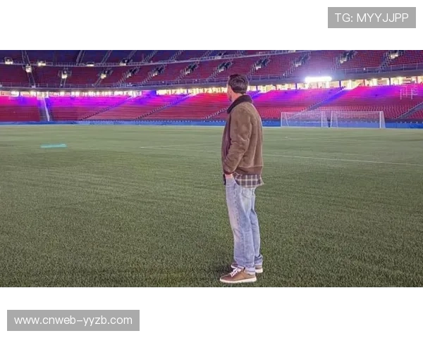 诺坎普球场灯光熄灭后，梅西壁画前老球迷默默献花